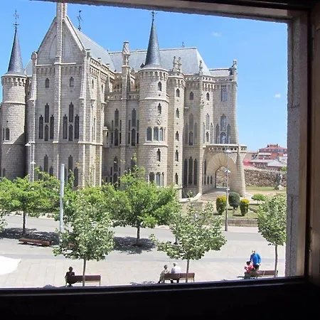 Gaudi Otel 3*
